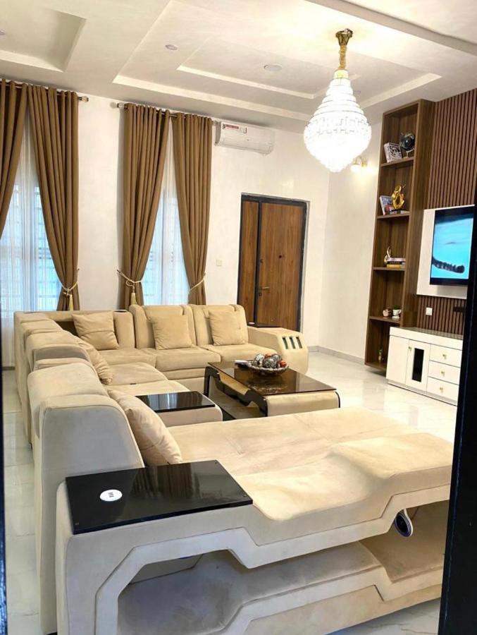 Urban Retreat Luxury Shortlet Apartment Lekki Ajah Lagos With Pool And Gym ภายนอก รูปภาพ