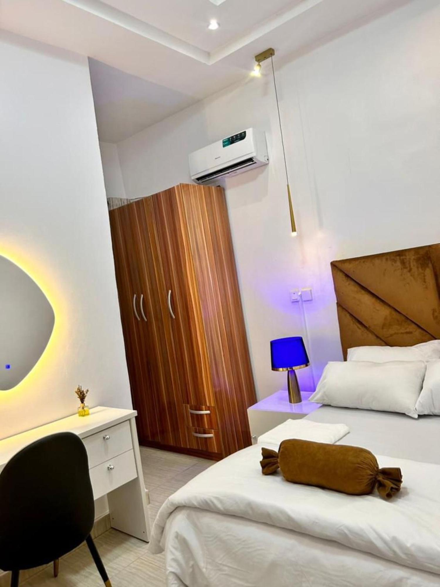 Urban Retreat Luxury Shortlet Apartment Lekki Ajah Lagos With Pool And Gym ภายนอก รูปภาพ